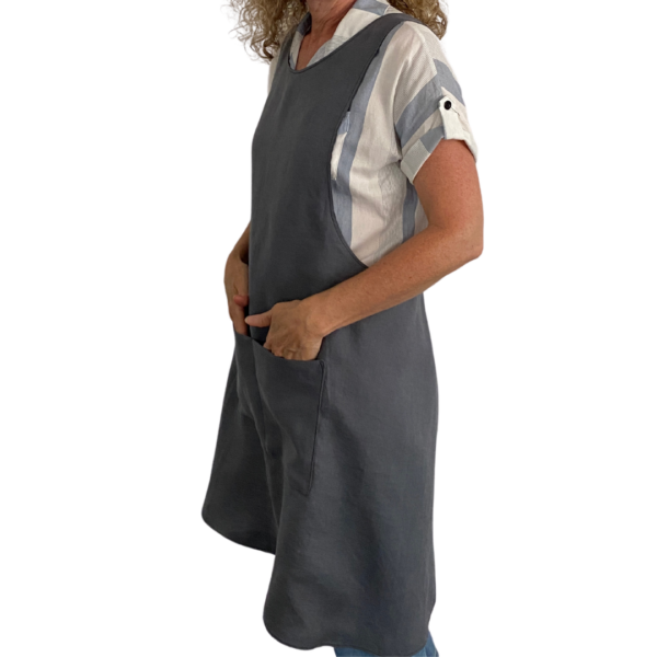 Linen gray Japanese cross back apron with pockets (front)